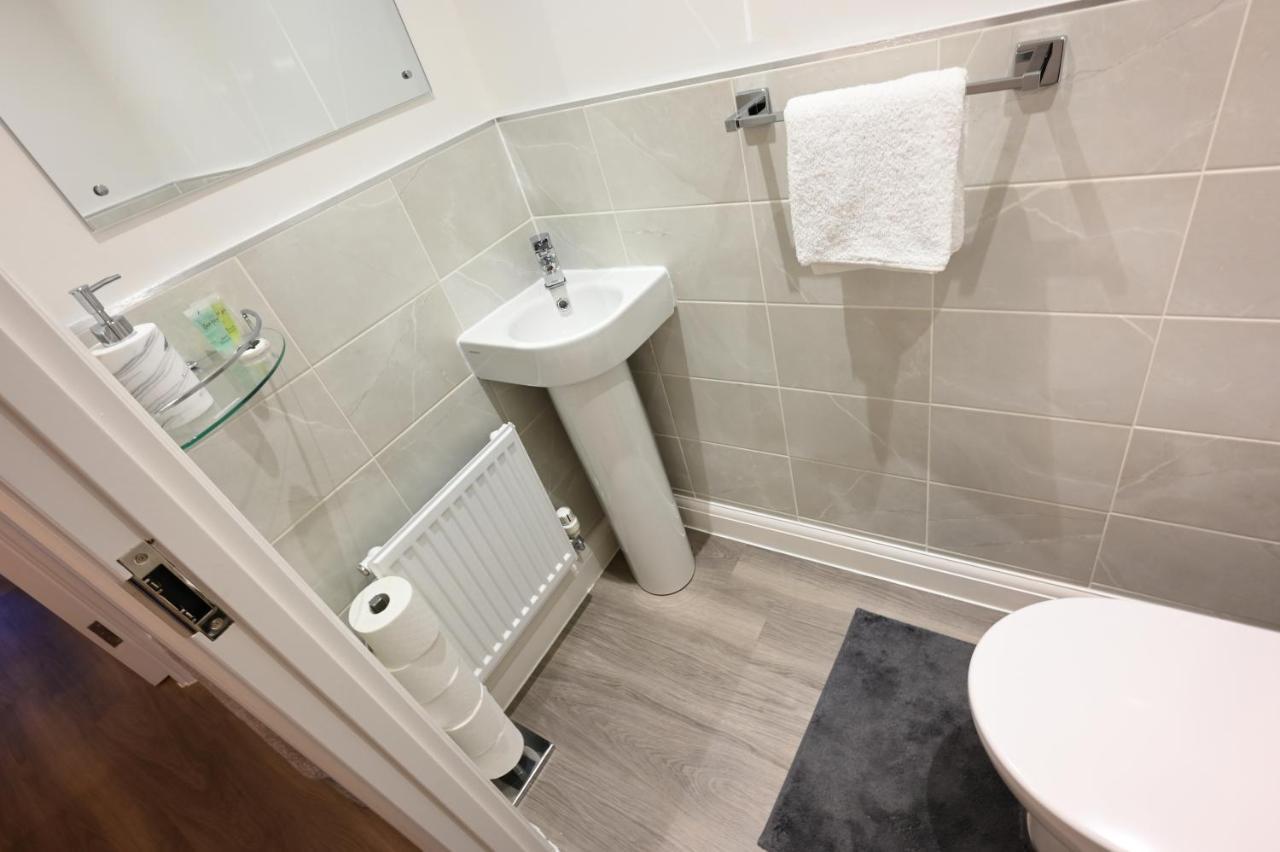 Apartment Luxury 4 Bed House With Gated Parking In The Heart Of Birmingham!
