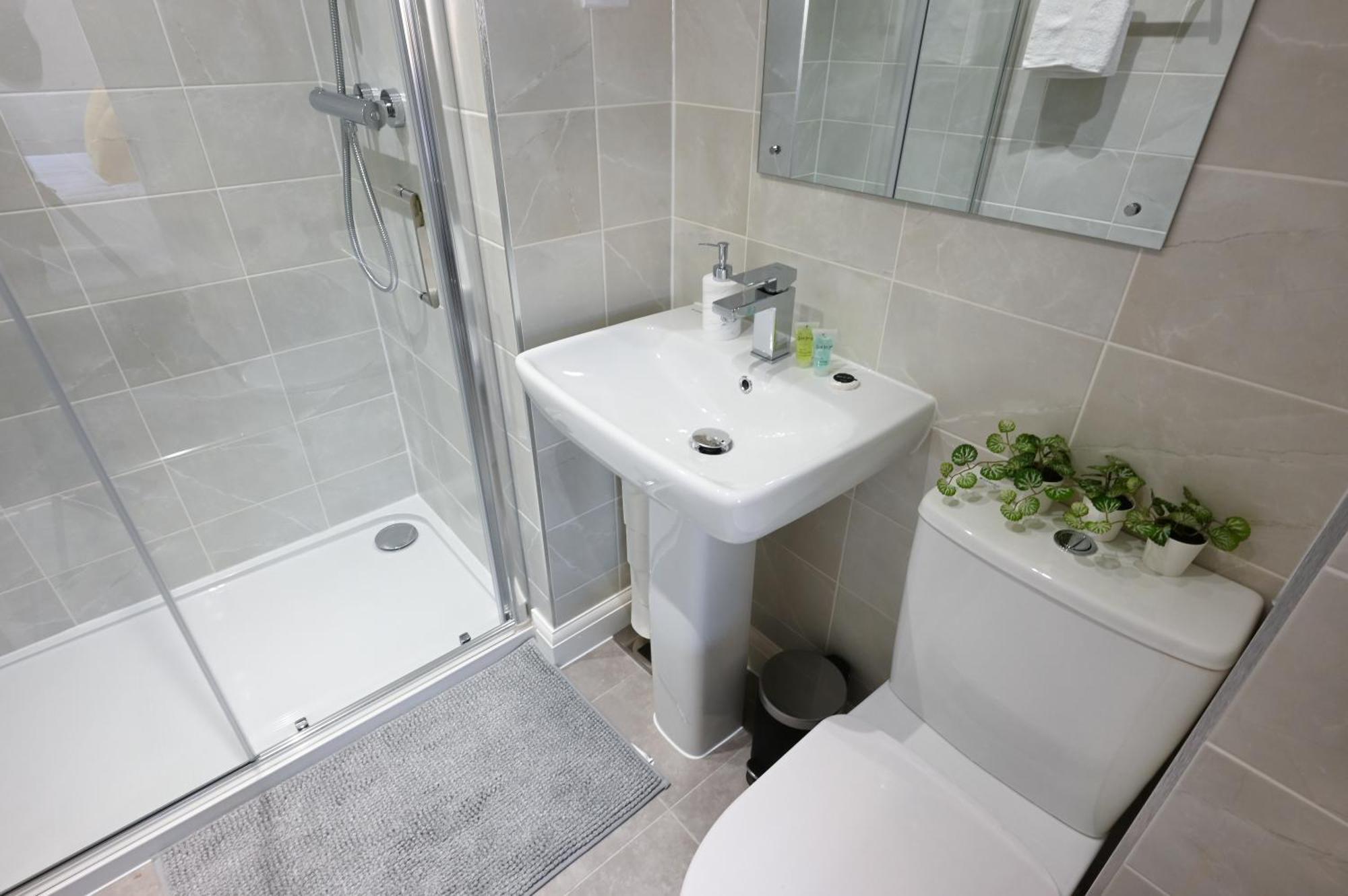 Luxury 4 Bed House With Gated Parking In The Heart Of Birmingham! Apartment *