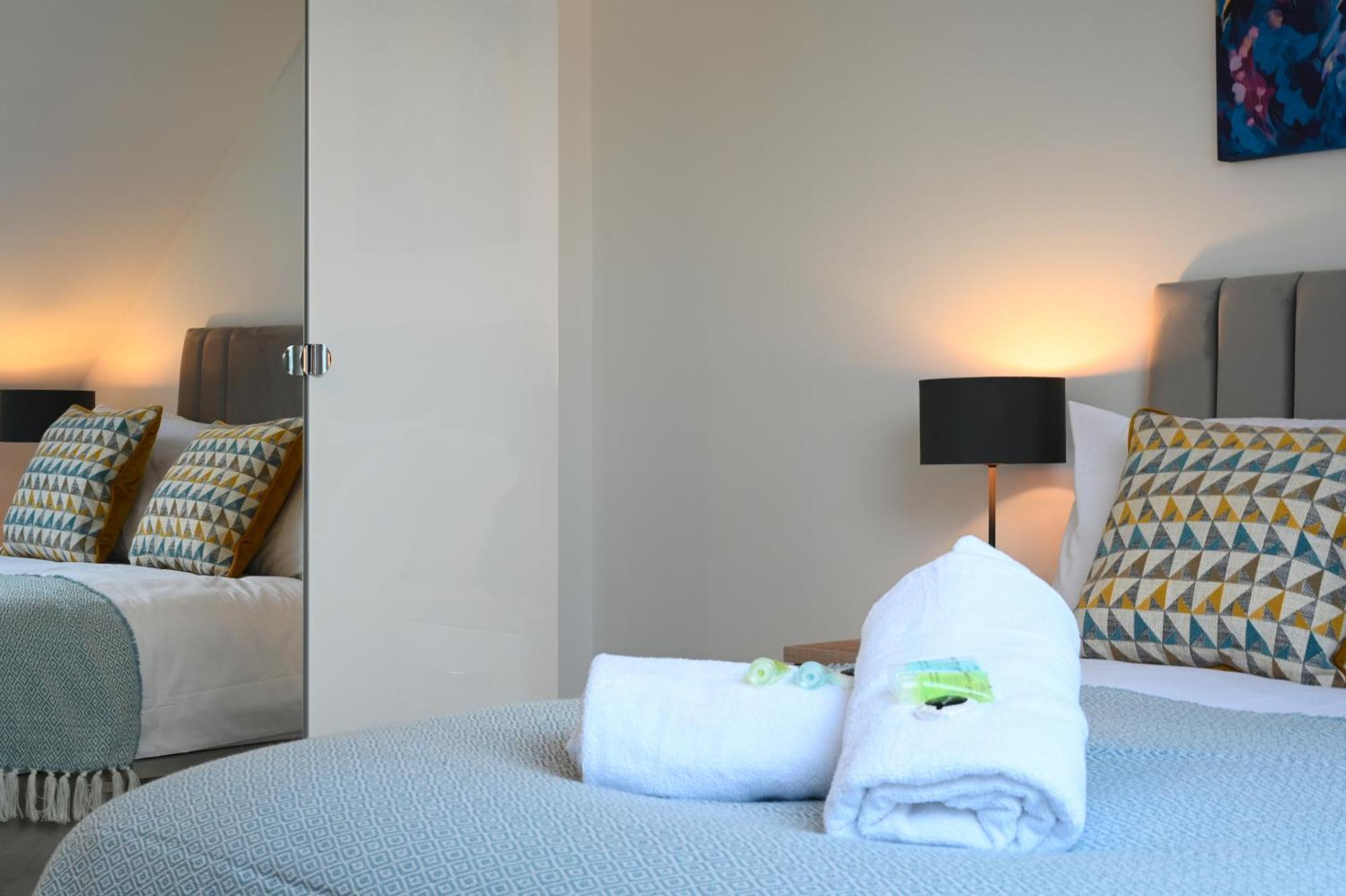 Luxury 4 Bed House With Gated Parking In The Heart Of Birmingham! Apartment *