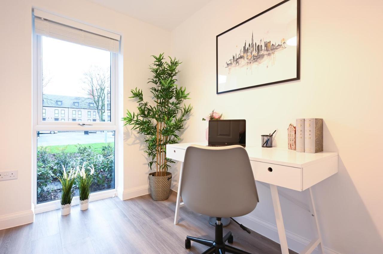 Luxury 4 Bed House With Gated Parking In The Heart Of Birmingham! Apartment *